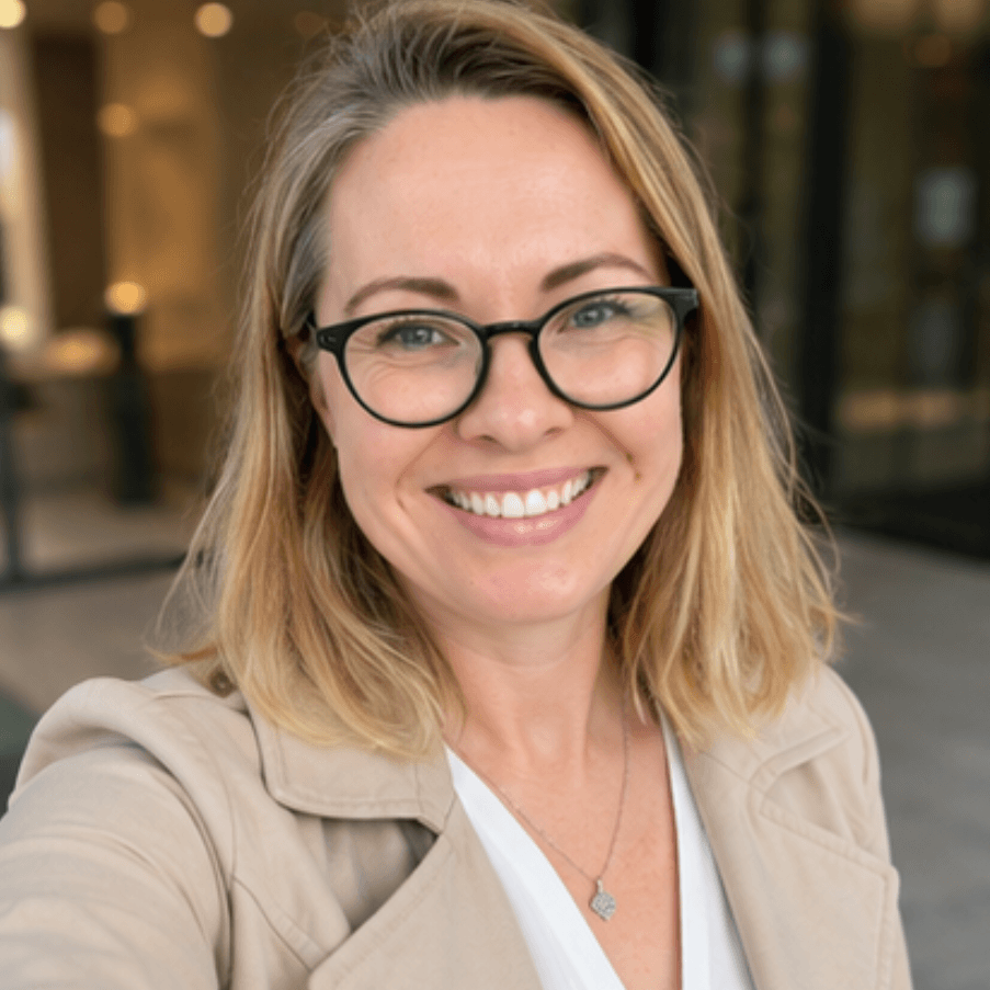 Christine Blum - Inhaberin Blum HR Consulting Frau mit blonden Haaren und Brille, lächelnd vor modernem Hintergrund.